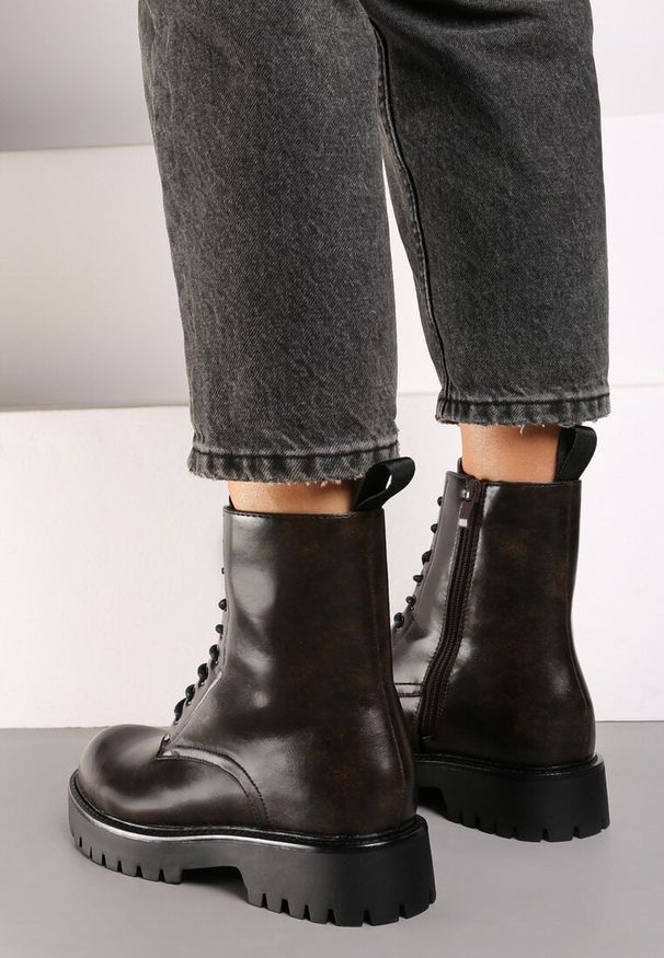 Renee - Brązowe Płaskie Sznurowane Botki w Stylu Workerów Lotirra. Okazja: na co dzień. Zapięcie: sznurówki. Kolor: brązowy. Materiał: skóra, jeans. Obcas: na obcasie. Styl: klasyczny, elegancki, casual. Wysokość obcasa: niski