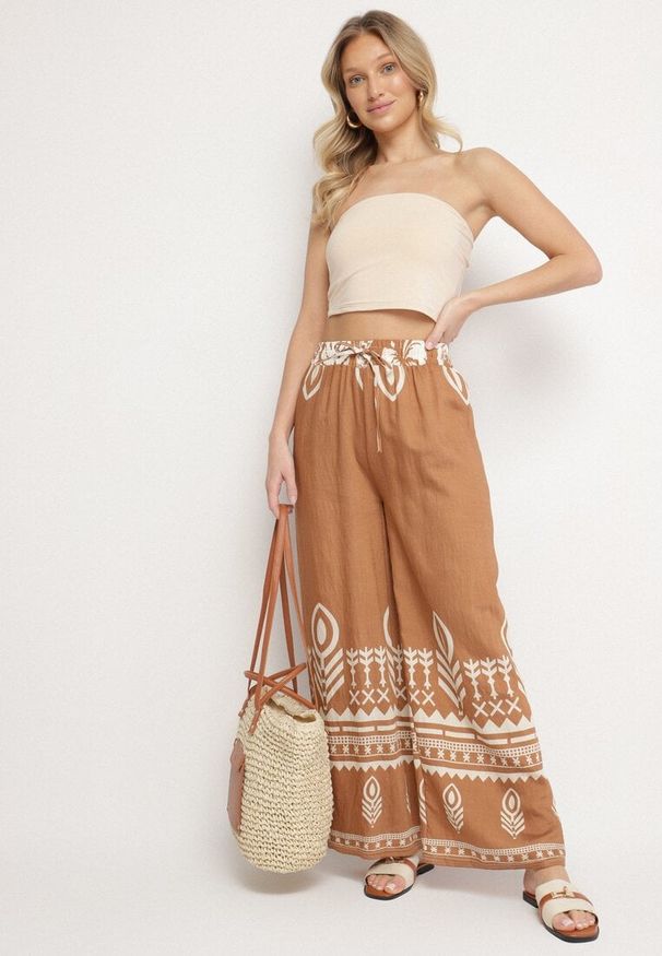 Born2be - Brązowe Wiskozowe Spodnie o Szerokim Kroju z Etnicznym Wzorem Mileldi. Okazja: na co dzień. Stan: podwyższony. Kolor: brązowy. Materiał: wiskoza. Styl: elegancki, casual