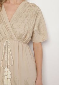 Born2be - Beżowa Kopertowa Sukienka z Wiskozy Zdobiona Frędzlami i Metalicznym Haftem Redeirae. Okazja: na spacer, na co dzień. Typ kołnierza: dekolt w serek. Kolor: beżowy. Materiał: wiskoza. Wzór: aplikacja, haft. Typ sukienki: kopertowe. Styl: casual, klasyczny #7