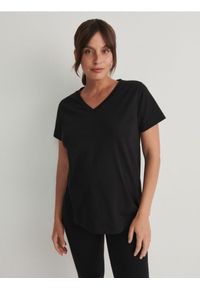 Reserved - T-shirt z dekoltem V - czarny. Kolor: czarny. Materiał: włókno, bawełna