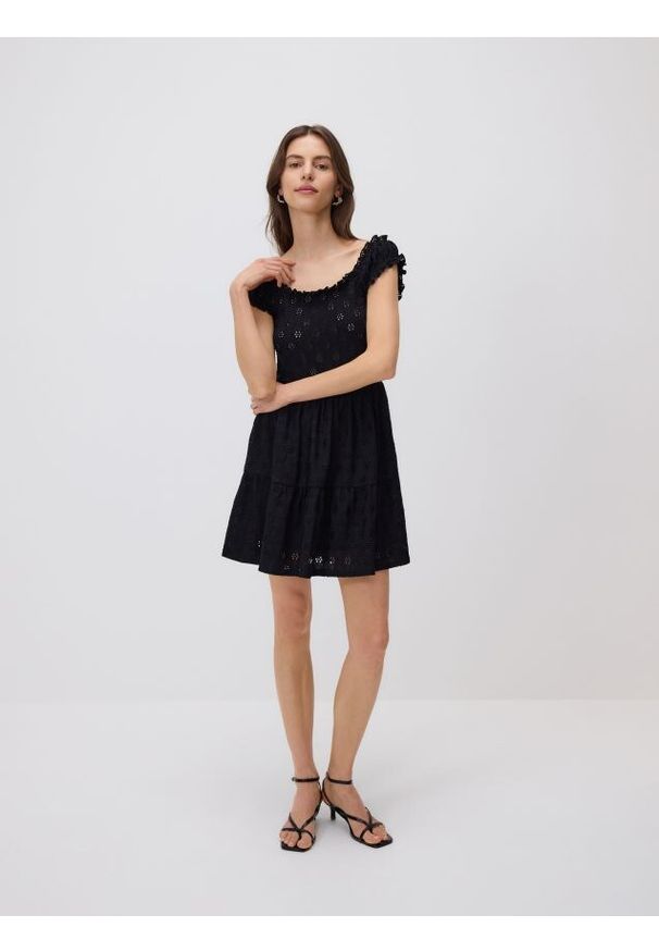 Reserved - Ażurowa sukienka mini - czarny. Kolor: czarny. Materiał: dzianina. Wzór: ażurowy. Długość: mini