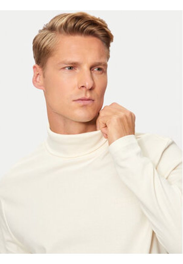 Hechter Paris Golf 75001 142905 Écru Regular Fit. Typ kołnierza: golf. Materiał: bawełna