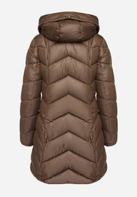 Born2be - Brązowa Pikowana Kurtka o Taliowanym Kroju z Kapturem i Futrzaną Podszewką Emithalla. Okazja: na co dzień. Typ kołnierza: kaptur. Kolor: brązowy. Materiał: futro. Długość rękawa: długi rękaw. Długość: długie. Styl: klasyczny, casual, elegancki #7