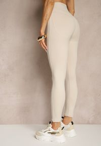 Renee - Beżowe Legginsy z Ozdobnymi Przeszyciami z Efektem Modelowania Carittia. Okazja: na co dzień. Kolor: beżowy. Długość: długie. Styl: elegancki, casual #5