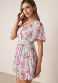 Born2be - Różowa Taliowana Sukienka z Kopertowym Dekoltem i Falbankami w Kwiatowy Print Eusinos. Okazja: na co dzień. Typ kołnierza: kołnierz z falbankami. Kolor: różowy. Wzór: nadruk, kwiaty. Typ sukienki: kopertowe. Styl: elegancki, casual #5