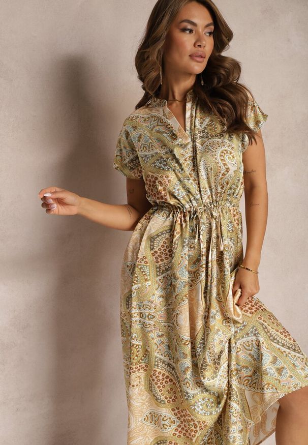 Renee - Zielona Sukienka Boho o Rozkloszowanym Kroju Ściągana w Talii Dimirrah. Okazja: na co dzień, na imprezę, na spacer. Typ kołnierza: dekolt w kształcie V. Kolor: zielony. Wzór: aplikacja. Typ sukienki: rozkloszowane. Materiał: skóra. Długość rękawa: krótki rękaw. Sezon: lato. Styl: boho