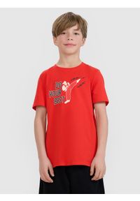 4f - 4F T-shirt regular z nadrukiem chłopięcy - czerwony 122 (6-7 lat). Okazja: na co dzień. Kolor: czerwony. Materiał: dzianina, bawełna, jersey. Długość rękawa: krótki rękaw. Długość: krótkie. Wzór: nadruk. Sezon: lato. Styl: klasyczny, sportowy, casual
