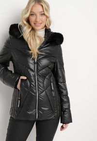 Born2be - Czarna Pikowana Kurtka z Kapturem Ozdobionym Futerkiem Caelara. Typ kołnierza: kaptur. Kolor: czarny. Materiał: futro. Wzór: aplikacja #3