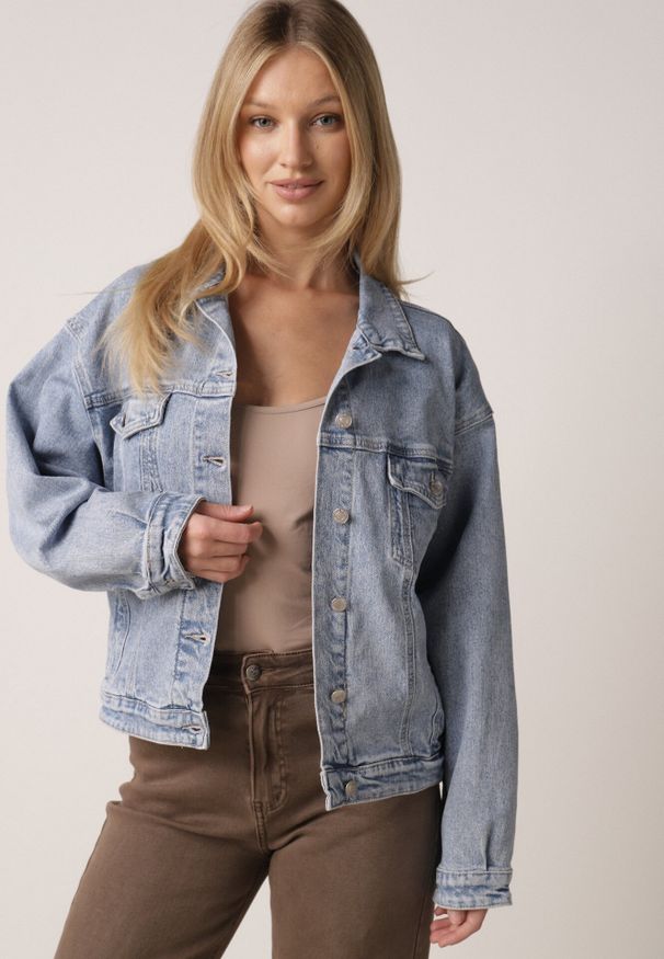 Born2be - Niebieska Kurtka Jeansowa z Bawełną o Klasycznym Kroju Elliantrea. Okazja: na co dzień. Kolor: niebieski. Materiał: bawełna, jeans. Sezon: lato. Styl: klasyczny