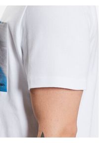 Calvin Klein T-Shirt Glitch Chest Print Comfort Tee K10K111132 Biały Regular Fit. Kolor: biały. Materiał: bawełna. Wzór: nadruk