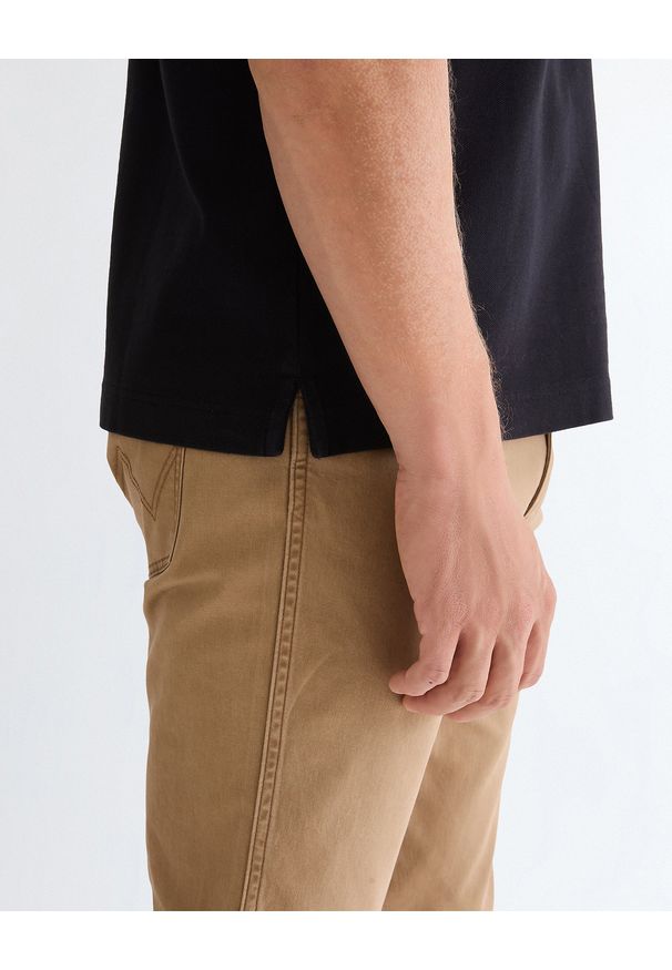 Wrangler - MĘSKA KOSZULKA WRANGLER POLO SHIRT BLACK 112378482. Typ kołnierza: polo