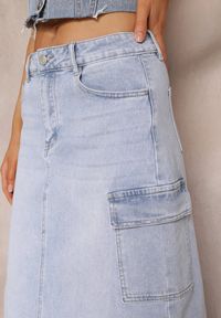 Renee - Jasnoniebieska Spódnica Jeansowa Midi Typu Cargo z Kieszeniami Dyleta. Kolor: niebieski. Materiał: jeans. Długość: długie