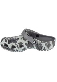 Klapki Crocs Classic Spray Camo Kids Clog 207594-097 szare. Okazja: na plażę. Kolor: szary. Materiał: guma. Wzór: moro. Sezon: lato