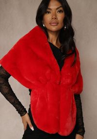 Renee - Czerwone Ponczo z Ozdobnym Futerkiem Cralinne. Kolor: czerwony. Materiał: futro #1