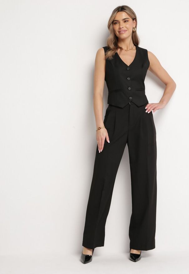 Born2be - Czarne Szerokie Spodnie w Kant z Wysoką Talią Balalis. Okazja: na co dzień. Stan: podwyższony. Kolor: czarny. Materiał: wiskoza. Styl: klasyczny, casual, elegancki