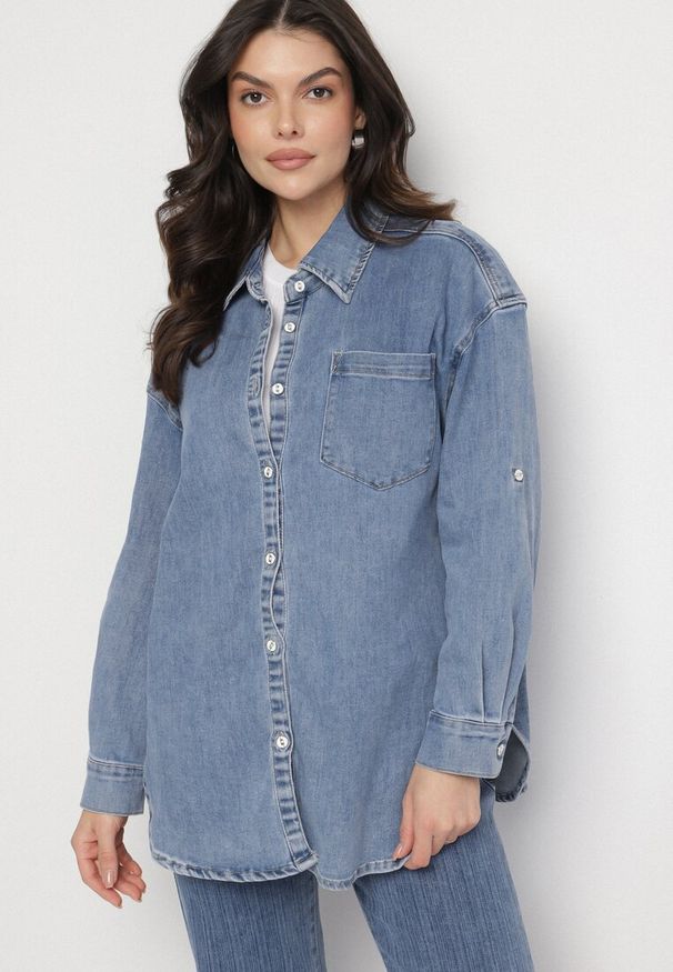 Born2be - Niebieska Koszula Jeansowa Oversize z Wiskozą Ulathiela. Okazja: na spotkanie biznesowe, na co dzień. Typ kołnierza: kołnierzyk klasyczny. Kolor: niebieski. Materiał: wiskoza, jeans. Długość rękawa: długi rękaw. Długość: długie. Styl: elegancki, casual, klasyczny, biznesowy