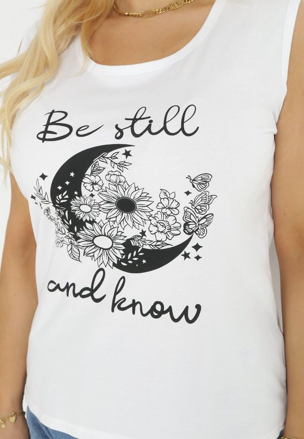 Born2be - Biały Tank Top z Nadrukiem i Okrągłym Dekoltem Irinka. Kolor: biały. Wzór: nadruk