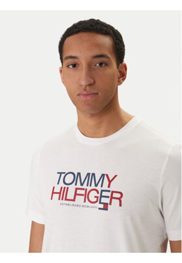 TOMMY HILFIGER - Tommy Hilfiger T-Shirt Brand Love Big Text MW0MW42369 Biały Regular Fit. Kolor: biały. Materiał: bawełna