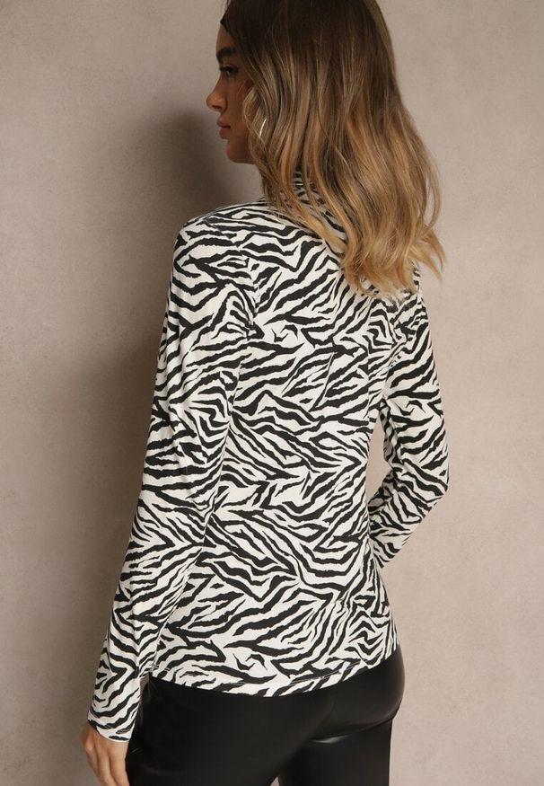 Renee - Czarno-Biała Bluzka z Bawełny Typu Longsleeve z Golfem w Zebrę Cralissa. Okazja: do pracy, na spotkanie biznesowe. Typ kołnierza: golf. Kolor: czarny. Materiał: bawełna. Długość rękawa: długi rękaw. Długość: długie. Wzór: motyw zwierzęcy. Styl: klasyczny, biznesowy