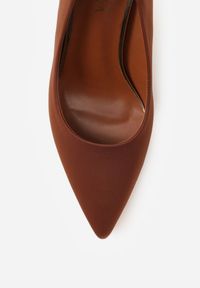 Born2be - Brązowe Klasyczne Szpilki z Gładkiej Tkaniny Orianna. Okazja: na co dzień, do pracy, na spotkanie biznesowe. Kolor: brązowy. Materiał: tkanina. Wzór: gładki. Obcas: na szpilce. Styl: klasyczny #9