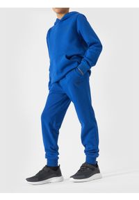 4f - Spodnie dresowe joggery chłopięce - kobaltowe. Okazja: na co dzień. Kolor: niebieski. Materiał: dresówka. Wzór: gładki, ze splotem. Styl: sportowy, casual