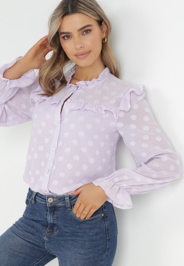 Born2be - Fioletowa Koszula z Falbankami i Powlekanymi Guzikami Jaydalynn. Typ kołnierza: kołnierz z falbankami. Kolor: fioletowy. Materiał: tkanina