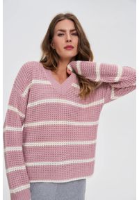 MOODO - Sweter w paski różowy. Kolor: różowy. Materiał: akryl. Wzór: paski