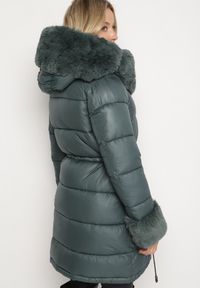 Born2be - Ciemnozielona Pikowana Kurtka z Kapturem i Futrzanymi Wstawkami Ściągana Sznurkiem w Talii Emirale. Okazja: na co dzień. Typ kołnierza: kaptur. Kolor: zielony. Materiał: futro. Wzór: aplikacja. Styl: casual, elegancki #7