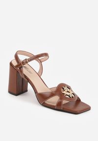 Renee - Brązowe Sandały na Słupkowym Obcasie z Kwadratowym Noskiem i Aplikacją Krisela. Kolor: brązowy. Wzór: aplikacja. Obcas: na obcasie. Wysokość obcasa: średni #6