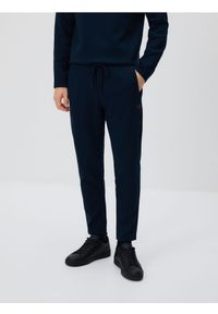 Reserved - Spodnie dresowe slim - granatowy. Kolor: niebieski. Materiał: dresówka