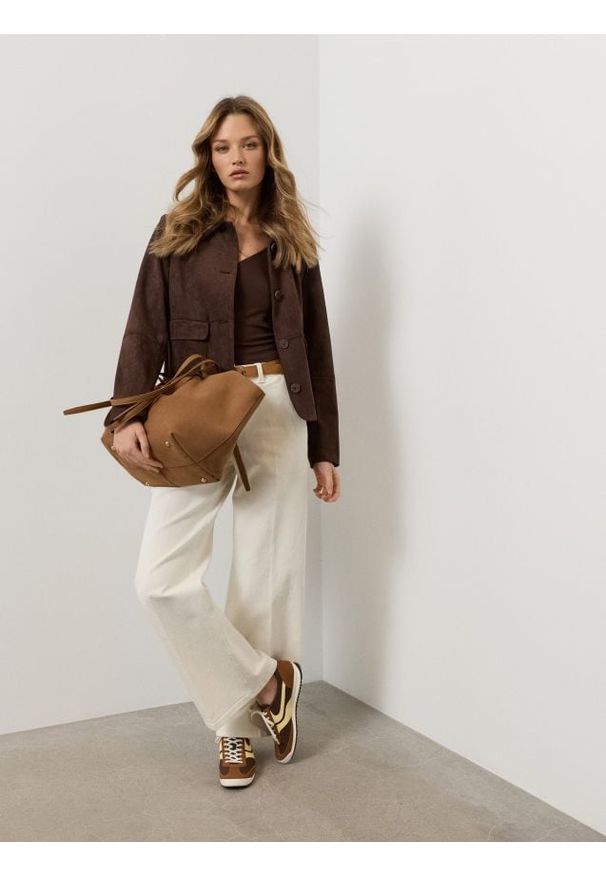 Sinsay - Jeansy wide leg mid waist z paskiem - kremowy. Kolor: kremowy