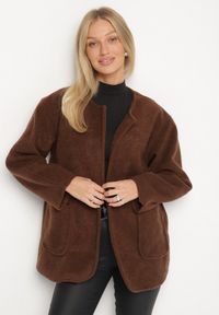 Born2be - Brązowa Niezapinana Kurtka Pudełkowa ze Wsuwanymi Kieszeniami Unenna. Okazja: na co dzień. Kolor: brązowy. Materiał: poliester, jeans. Styl: elegancki, casual