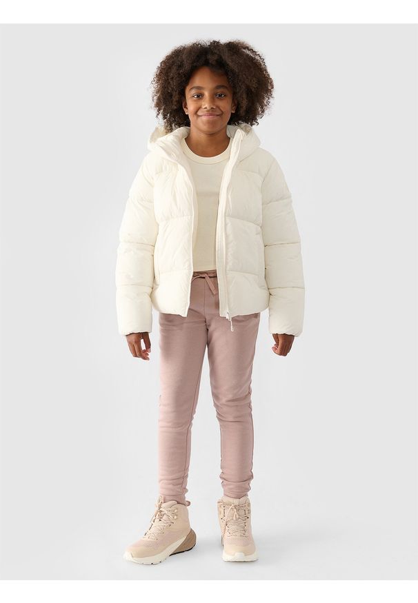 4f - 4F Kurtka puchowa z wypełnieniem syntetycznym dziewczęca - biała 134 (8-9 lat). Okazja: na co dzień. Typ kołnierza: kaptur, kołnierzyk stójkowy. Kolor: biały. Materiał: syntetyk, puch. Długość: długie. Wzór: gładki. Sezon: zima, lato. Styl: klasyczny, casual, sportowy