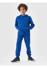 4F JUNIOR - Spodnie dresowe joggery chłopięce - kobaltowe. Okazja: na co dzień. Kolor: niebieski. Materiał: dresówka. Wzór: gładki, ze splotem. Styl: casual, sportowy