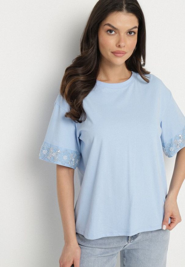 Born2be - Jasnoniebieska Bluzka z Bawełny Ozdobiona Koralikami Olmoi. Okazja: na co dzień. Kolor: niebieski. Materiał: bawełna. Wzór: aplikacja. Styl: casual