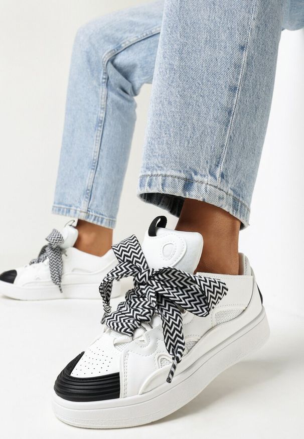 Born2be - Biało-Czarne Sneakersy z Ozdobnym Sznurowaniem i Szerokim Językiem Vessy. Kolor: biały