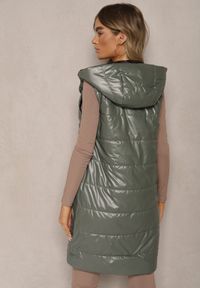 Renee - Zielona Długa Kamizelka Pikowana z Naszywką i Kapturem Mevianis. Okazja: na co dzień. Kolor: zielony. Materiał: bawełna, jeans. Długość: długie. Wzór: aplikacja. Styl: sportowy, casual