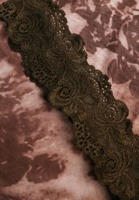 Renee - Brązowa Bluzka Siateczkowa Typu Hiszpanka z Bawełną i Wiskozą z Koronką Nurriva. Okazja: na co dzień. Typ kołnierza: dekolt hiszpanka. Kolor: brązowy. Materiał: wiskoza, bawełna, koronka. Wzór: koronka. Styl: casual #4