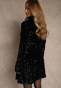 Renee - Czarna Koktajlowa Sukienka Zdobiona Cekinami i Geometrycznymi Ramionami Milefera. Okazja: na sylwestra. Kolor: czarny. Wzór: geometria, aplikacja. Styl: wizytowy #3
