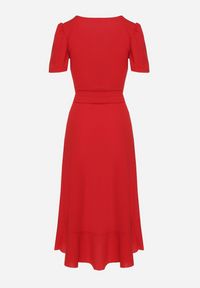 Born2be - Czerwona Sukienka Taliowana z Kopertowym Dekoltem i Falbanką Tatania. Okazja: na co dzień. Kolor: czerwony. Długość rękawa: krótki rękaw. Typ sukienki: kopertowe. Styl: casual, elegancki, klasyczny #7