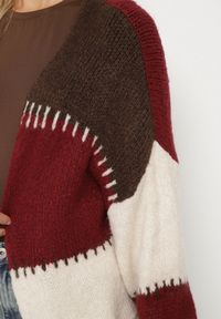 Born2be - Bordowy Kardigan z Wełną i Wiskozą w Patchworkowe Łaty Fesunesa. Okazja: na co dzień. Kolor: czerwony. Materiał: wełna, wiskoza. Styl: klasyczny, casual #4