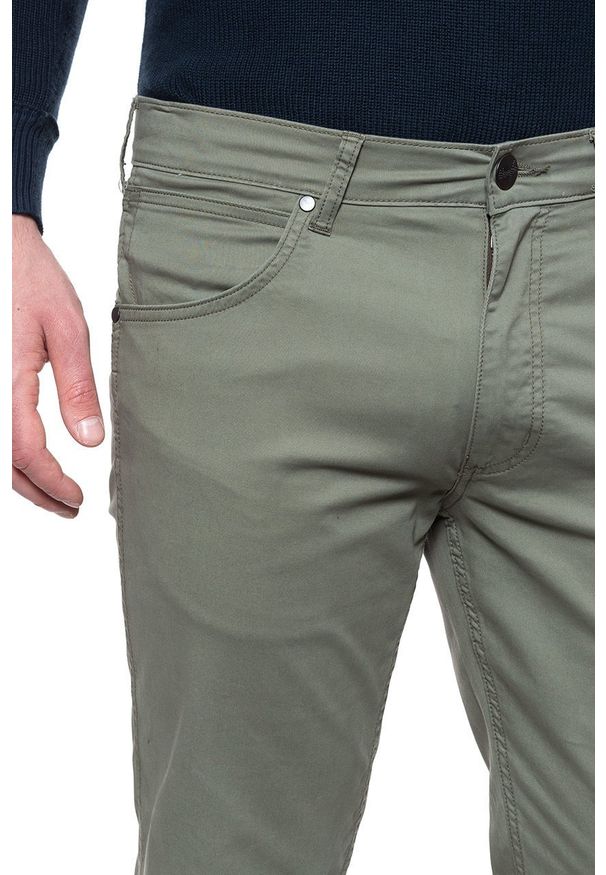 Wrangler - MĘSKIE SPODNIE MATERIAŁOWE WRANGLER GREENSBORO DUSTY OLIVE W15QWA275 112127116. Materiał: materiał