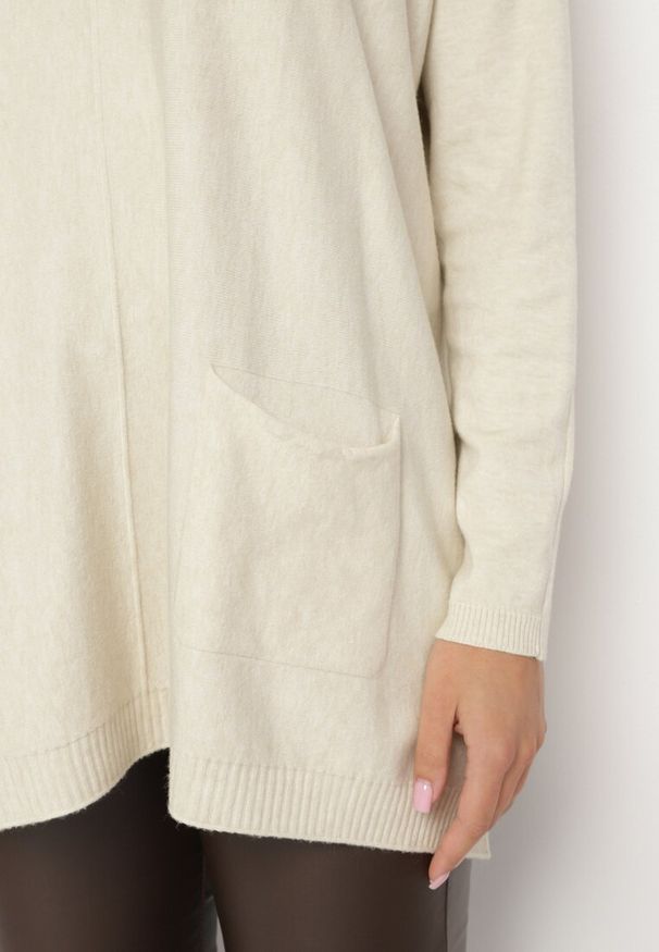 Born2be - Jasnobeżowy Sweter z Wiskozą o Klasycznym Kroju z Kieszeniami i Rozcięciami Narista. Okazja: na co dzień. Kolor: beżowy. Materiał: wiskoza. Styl: klasyczny