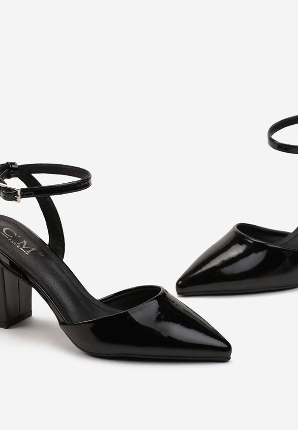 Renee - Czarne Lakierowane Sandały na Słupku ze Szpiczastym Noskiem Aterna. Nosek buta: szpiczasty. Kolor: czarny. Materiał: lakier. Obcas: na słupku. Styl: elegancki