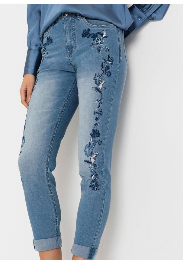 bonprix - Dżinsy Slim, mid waist, cropped. Kolor: niebieski. Wzór: haft