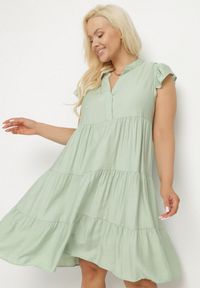 Born2be - Jasnozielona Sukienka o Rozkloszowanym Kroju z Dekoltem w Serek Meverina. Okazja: na co dzień. Typ kołnierza: dekolt w serek. Kolor: zielony. Długość rękawa: krótki rękaw. Wzór: aplikacja. Typ sukienki: rozkloszowane, proste. Styl: casual, elegancki #6