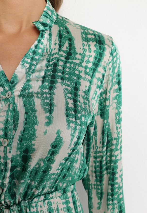 Born2be - Zielona Sukienka Mini Ozdobiona Falbankami i Akwarelowym Wzorem Panava. Typ kołnierza: kołnierz z falbankami. Kolor: zielony. Długość rękawa: długi rękaw. Wzór: aplikacja. Długość: mini