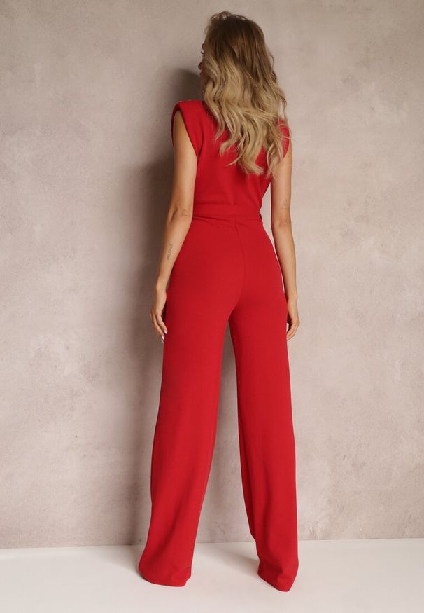 Renee - Czerwony Długi Kombinezon Wiązany w Pasie z Guzikami Na Ramionach Amile. Kolekcja: dla wysokich. Kolor: czerwony. Materiał: prążkowany, materiał. Długość rękawa: bez rękawów. Długość: długie. Wzór: aplikacja