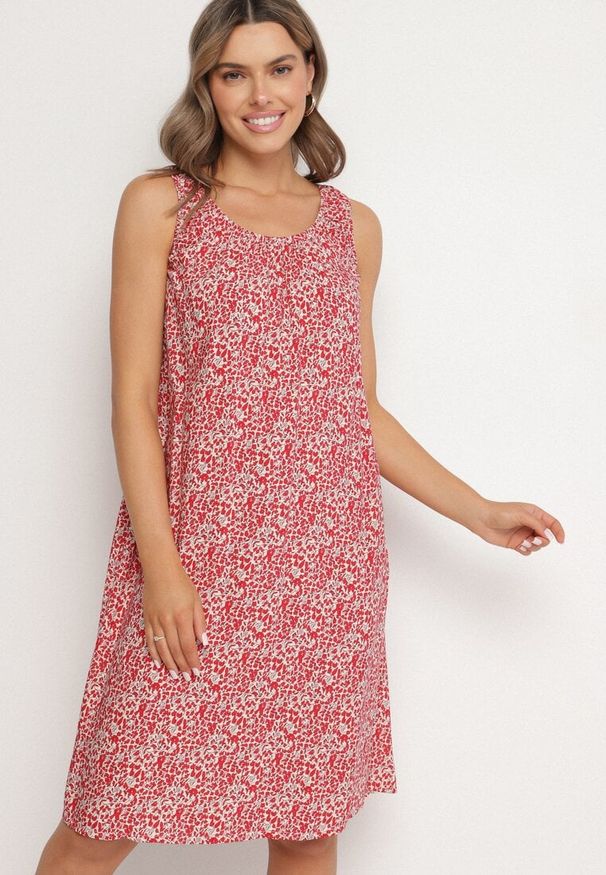 Born2be - Czerwona Rozkloszowana Sukienka z Bawełny w Abstrakcyjny Wzór Annivione. Kolor: czerwony. Materiał: bawełna. Długość rękawa: na ramiączkach. Styl: klasyczny, elegancki