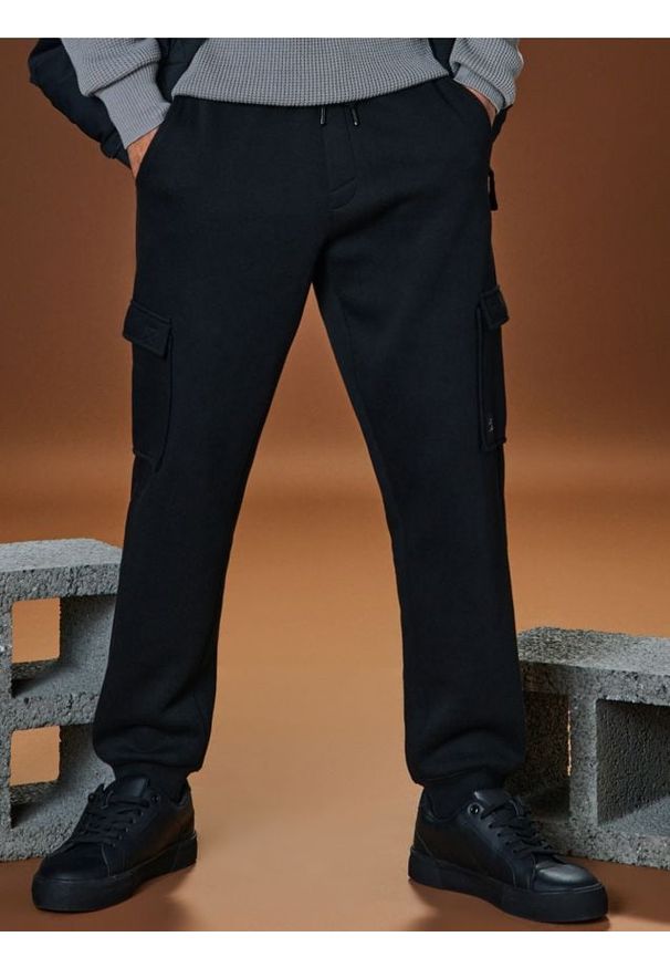 Sinsay - Spodnie tapered cargo fit - czarny. Kolor: czarny